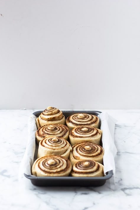 mbakes: Overnight Cinnamon Buns Overnight Cinnamon Buns, Christmas Breakfast Recipes, Cake Brownie, Christmas Breakfast Recipe, Cinnamon Bun, Sweet Rolls, Kitchen Ware, Christmas Breakfast, Cinnamon Buns