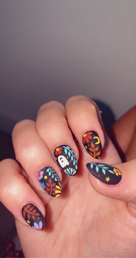 acrylic nail ghost nail boho halloween nails Boho Ghost Nails, Skull Nail Art Short Nails, Halloween Flower Nails, Flower Ghost Nails, Boho Nail Design, Ghost Flower Nails, Floral Ghost Nails, Retro Halloween Nails, Boho Halloween Nails