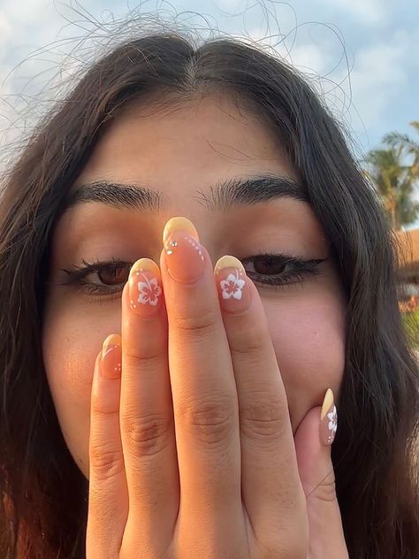 Cute Summer Nails Hibiscus, Summer Nails With Hawaiian Flowers, Nail Inspo Natural Nails Short, Hibiscus Short Nails, Short Hibiscus Flower Nails, Hawaii Nails Short, Hawaiian Nail Ideas, Natural Summer Nails Short, Flower Nail Designs Short Nails