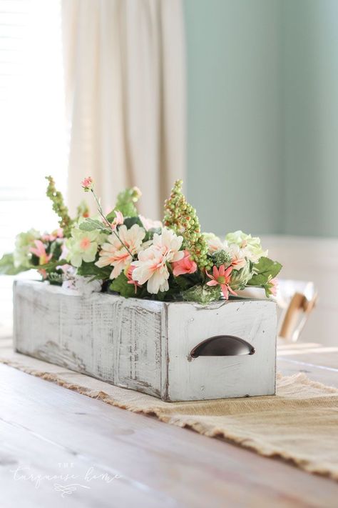 I'm in love!! I'm going to make this project ASAP! DIY Farmhouse Wooden Box Centerpiece | Kreg Jig | Woodworking | Rustic Home Decor | Farmhouse Decor Wooden Box Centerpiece, Wooden Box Diy, Box Centerpiece, Tafel Decor, Shabby Home, Kreg Jig, Decor Shabby Chic, Scrap Wood Projects, Diy Holz