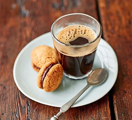 Baci di dama Coffee And Biscuits, Italian Biscuits, Coffee Biscuits, Drop Cookies, Coffee Breakfast, Coffee Photography, Chocolate Drinks, Coffee Milk, Chocolate Hazelnut