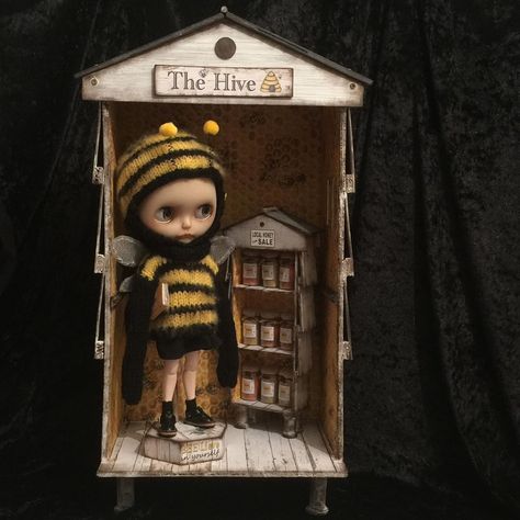 Blythe Diorama, Prop House, Doll Props, Christmas Dolls, Bee Happy, Bee Hive, Knit Outfit, Doll Accessories, Blythe Dolls