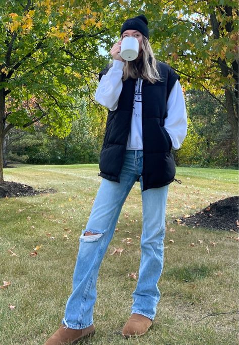 Blue Puffer Vest Outfits For Women, Polar Fleece Outfit, Zip Up Vest Outfits For Women, How To Style Vest Jacket, Fall Black Vest Outfits, Outdoor Outfit Winter, Puffer Vest Aesthetic Outfit, Black Jacket Vest Outfit, Women Vest Outfits Winter