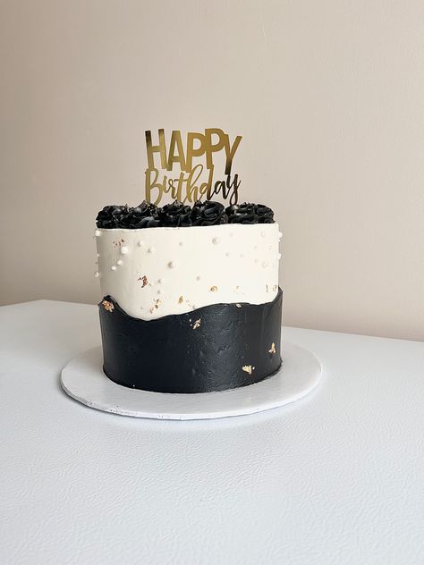 Black cake ides for birthdays Black And White Theme Cake, Black Themed Birthday, Minimalist Cakes, Beauty Iphone Wallpaper, Fine Dinnerware, Black Cake, Cake White, Modern Cakes, Themed Birthday Cakes