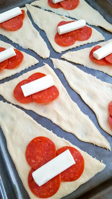 Pizza Sticks With Crescent Rolls, Crescent Roll Appetizers Pizza, Appetizers With Crescent Roll Dough, Crescent Roll Pie, Crescent Roll Snacks, Easy Pepperoni Rolls, Pizza Crescent, Easy Pepperoni Pizza, Pizza Dippers