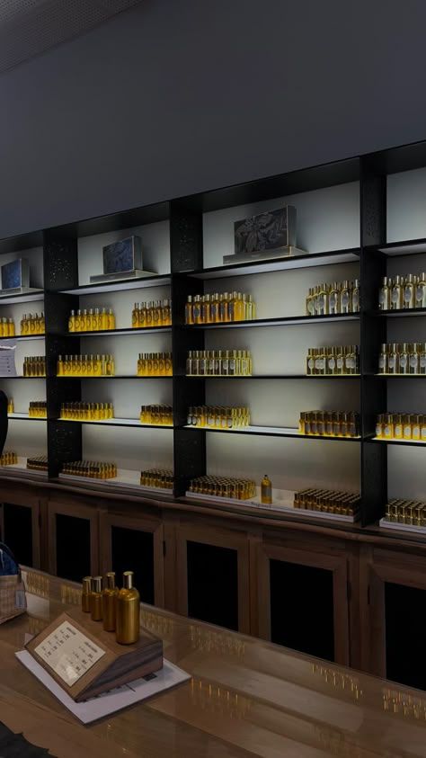 Perfume Shop Design Ideas, Parfum Shop Design, Perfume Shop Interior Design Ideas, Small Perfume Shop Interior Design, Perfumery Aesthetic, Perfume Store Interior Design, Perfume Shop Interior Design, Parfum Aesthetic, Toko Parfum