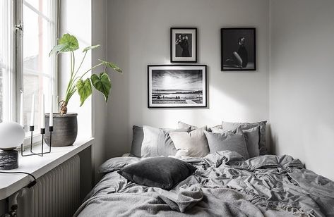 Geijersvägen 12 40,5 kvm, 2 rok Styling @scandinavianhomes  Foto @elisabethphotography  För Carina Larsson @skandiamaklarna_kungsholmen Scandinavian Style Bedroom, Space Apartments, Comfortable Bedroom, Elegant Home Decor, Scandinavian Home, Elegant Homes, Minimalist Bedroom, Home Fashion, Small Bedroom