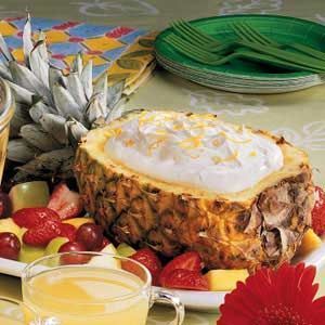 What a fun appetizer. Pineapple fruit boat with fluffy fruit dip :) Fluffy Fruit Dip, Pineapple Boats, Carved Pineapple, Luau Food, Fresh Fruit Recipes, Pineapple Fruit, Fruit Dip, Snacks Für Party, Yummy Dips