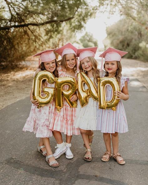 Kindergarten Cap And Gown, Kindergarten Graduation Pictures, Vpk Graduation, Preschool Photography, Kindergarden Graduation, Preschool Graduation Party, Elementary School Graduation, Elementary Graduation, Kindergarten Photos