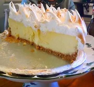 South African Style Lemon Meringue Pie | #1 Catamaran Resource Lemon Meringue Recipe, Lemon Meringue Pie Easy, South African Desserts, Lemon Meringue Cheesecake, Lemon Pie Recipe, Lemon Meringue Tart, African Dessert, Sweet Condensed Milk, Meringue Pie Recipes