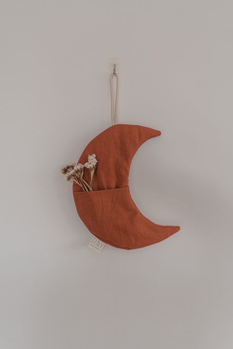 Introducing our delightful Hanging Moon Pocket pattern -  a fast and easy sewing project that adds a touch of celestial charm to any space! DETAILS ✔ One size  ✔ Written instructions and step by step photo guide included. ✔ Easy level ✔ Printing friendly You can print it out on your home printer on normal 8.5 x 11 or A4 printer paper and tape all pages together.   It comes with written instructions and step by step photo guide. This is a PDF sewing pattern ready for instant download. No physical Sew Useful Things, Holiday Sewing Crafts, Small Useful Sewing Projects, Christmas Diy Sewing Projects, Sewing Projects To Gift, Homeware Sewing Projects, Sewing Projects For Newborns, Easy Cute Sewing Ideas, Simple Sewing Ideas For Beginners