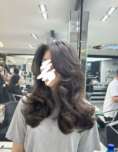 Blowout Hair Face Frame, Layer Hair Blowout, 90 Hair Blowout, Bouncy Layers Medium Hair, Brunette Volume Hair, Blowout Hair Medium Length Curls, Medium Hair Blow Dry, Blowout Ideas Medium Hair, Blowout Hair For Medium Length Hair