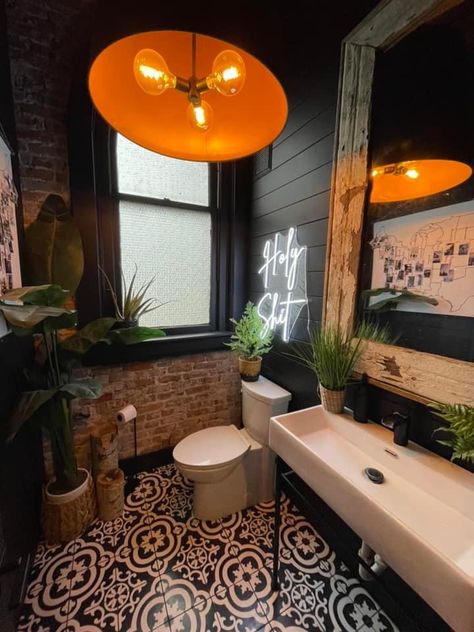 Moody Airbnb, Funky Bathroom, Primary Bath, Salon Suites, Dark Home Decor, Dark Home, Deco Retro, Boho Bathroom, Salon Decor