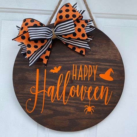 Room Design Vintage, Home Decor Ideas Rustic, Homely Decor, Vintage Living Room Design, Wooden Halloween Signs, Stove Covers, Wooden Rounds, Circle Decor, Wreath Party