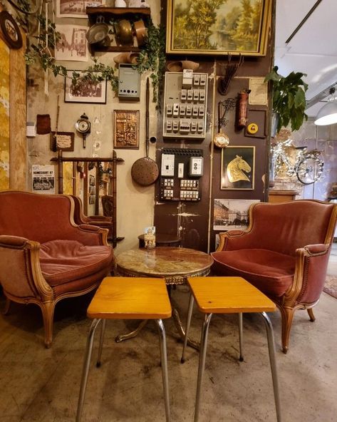 FoxNewsCosy Time 😎 Coffee And Thrift Shop, Teashop Ideas Interior Design, Eclectic Cafe Interiors, 70s Cafe Coffee Shop, Cosy Coffee Shop Aesthetic, Antique Coffee Shop, 90s Coffee Shop Aesthetic, Retro Cafe Aesthetic, Hippie Coffee Shop