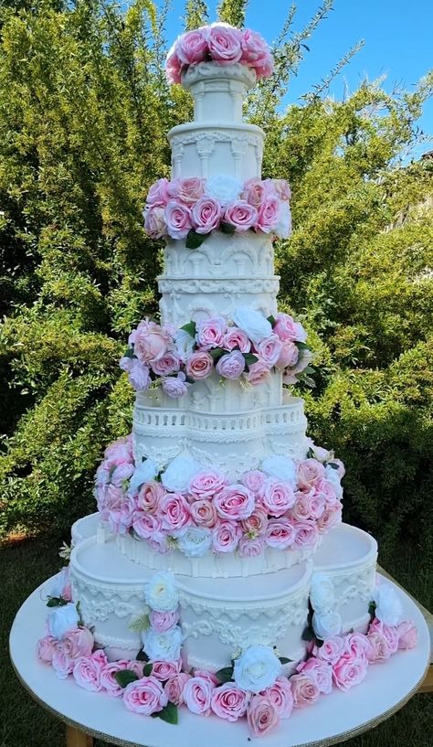 Minion Wedding Cake, Love Shack Fancy Party, Cake Designs Elegant, Big Pink Cake, Cake Boss Cakes, Wedding Cake Luxury, Lebanon Wedding, Wedding Cake Designs Elegant, Fountain Wedding Cakes