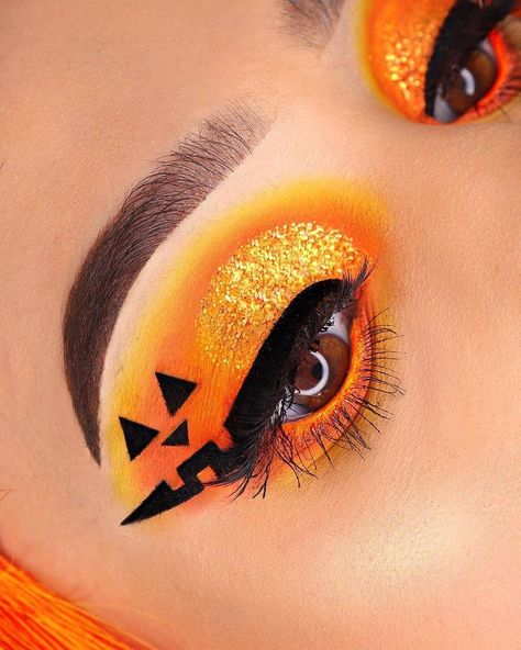 Orange Halloween Eye Makeup, Halloween Eye Shadow Look, Pumpkin Eyeshadow Looks, Fall Halloween Makeup, Pumpkin Glam Makeup, Pumkin Makeup Eye, Yellow And Orange Eyeshadow Looks, Orange Halloween Makeup Looks, Pumpkin Makeup Ideas Easy