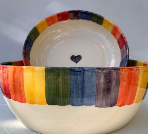 How To Paint Pottery Ceramics, Chip And Dip Pottery Painting Ideas, Rainbow Pottery Painting Ideas, Clay Bowl Painting Ideas, Pottery Painting Ideas Bowls, Ceramic Bowl Painting Ideas, Ceramics Bowl, Pottery Place, Ceramic Cafe