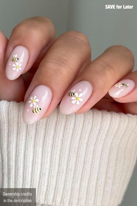 Gel Nail Ideas Almond Shape, Cute Bee Nail Art, Flower Nail Ideas Simple, Flower And Bee Nails, Spring Bee Nails, Simple Bee Nails, Bee Nail Ideas, Cute Nail Ideas For Summer Almond Shape, Nail Ideas Simple Almond