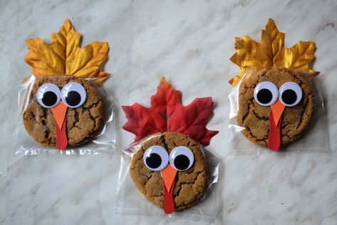 Thanksgiving School Treats, Thanksgiving Candy Crafts, Thanksgiving Goodie Bag, Party Favour Ideas, Thanksgiving Table Favors, Thanksgiving Food Crafts, Diy Thanksgiving Crafts, Thanksgiving Candy, Thanksgiving Party Favors