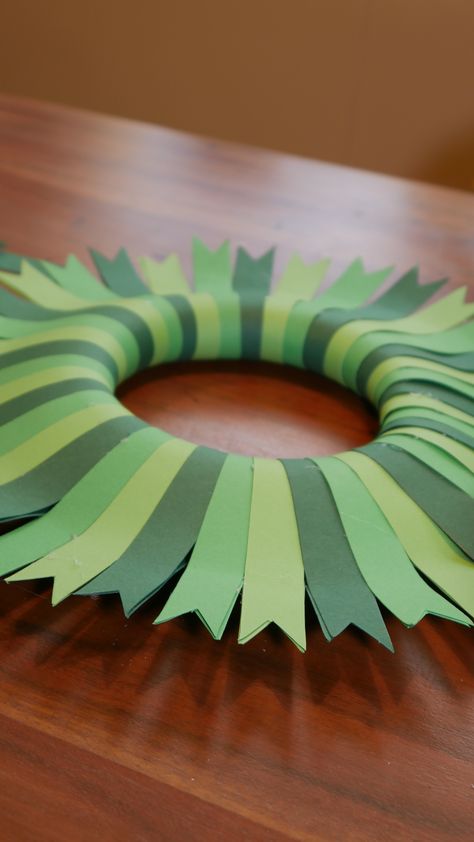 DIY- Paper Christmas Wreath #tinkerhits #tutorials Christmas Wreaths Diy Paper, Paper Wreaths Diy, Christmas Wreaths Paper, Tissue Paper Christmas Crafts, Wreath Crafts For Kids, Paper Wreath Diy Christmas, Paper Christmas Garland, Tissue Paper Wreath, Paper Christmas Wreath