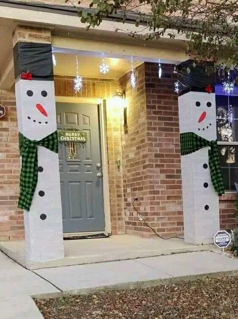 Christmas Column Decor, Christmas Columns Outdoor, Christmas Columns, Aesthetic Christmas Living Room, Cozy Aesthetic Christmas, Living Room Country Style, Christmas Ceiling Decorations Ideas, Christmas Living Room Ideas, Ideas Decoracion Navidad