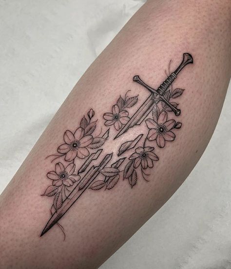 Lord of the Rings Narsil Tattoo with flowers surrounding it. Super clean and cute! Hobbit Tattoo, Tattoo Fairy, Lotr Tattoo, Lord Of The Rings Tattoo, 16 Tattoo, Meaningful Tattoos For Women, Harry Potter Tattoos, Cat Tattoos, Tattoos Geometric