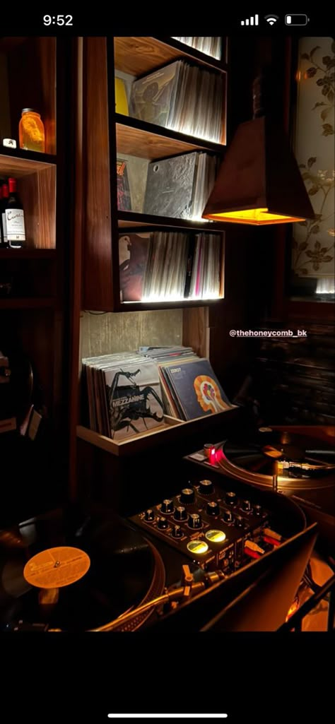 Jazz Coffee Shop Aesthetic, Vinyl Music Room, Mid Century Modern Music Room, Vinyl Listening Room, Jazz Room Aesthetic, Music Area In Living Room, Music Bar Design, Vynil Record Aesthetic, Listening Room Ideas