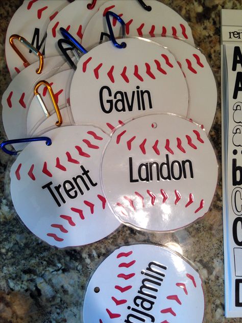 Homemade name tags for dugout. Keep these little men in order! Tball Dugout Organization, Baseball Name Tags, Tball Coach, Dugout Mom, Dugout Organization, Softball Team Mom, Baseball Treats, Baseball Snacks, Team Mom Baseball