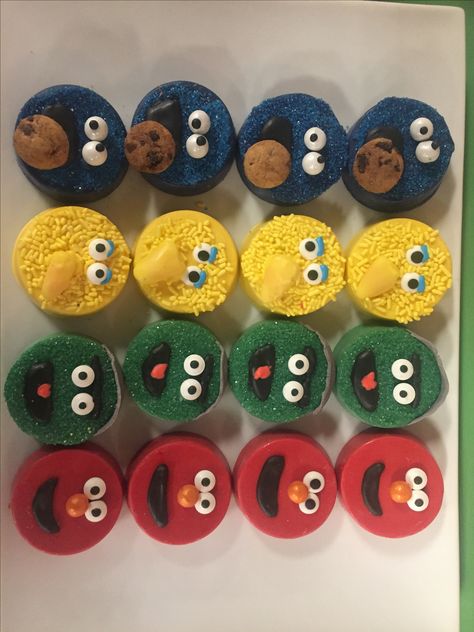 Sesame Street Chocolate Covered Oreos, Sesame Street Oreos, Decorated Oreo Cookies, Chocolate Covered Oreos Ideas, Chocolate Covered Oreo Ideas, Chocolate Covered Oreos Baby Shower, Oreo Pucks, Halloween Chocolate Covered Oreos, Cake Puck