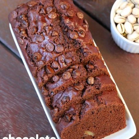 Banana Chocolate Chip Cake, Banana And Chocolate, Chocolate Banana Cake, Cake Banana, Resipi Kek, Chocolate Cake Recipe Moist, Recipe Banana, Chocolate Dishes, Loaf Cakes