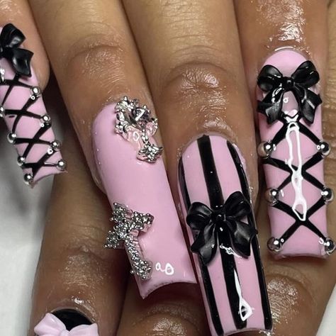 Black And Nails Pink, Pink And Black Nails Acrylic, Black And Pink Nail Designs, Black And Pink Nails Ideas, Goth Nail Designs, Pink And Black Nail Designs, Nails Pink And Black, Black Pink Nails, Black And Pink Nails