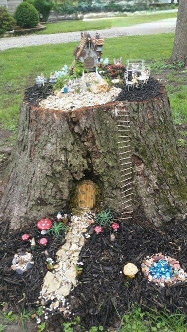 Fairy Garden Stump Tree Trunks, Fairy Garden Ideas Around Tree, Tree Stump Ideas Garden Fairy Houses Gnome Door, Stump Fairy Garden Ideas, Homemade Garden Decorations Diy Ideas, Knomes Garden Ideas, Fairy Garden Tree Stump, Gnome Houses From Tree Stumps, Tree Stump Fairy House Diy