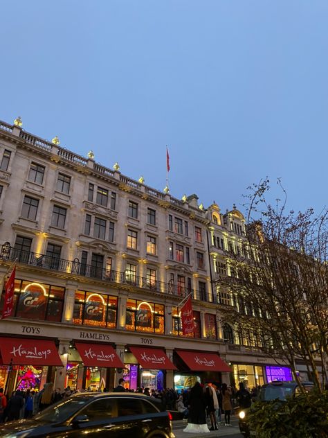 Hamleys Toy Store Aesthetic, Toy Store Aesthetic, Hamleys Toy Store, Hamleys London, London Xmas, Store Aesthetic, Study In London, Aesthetic London, London Vibes