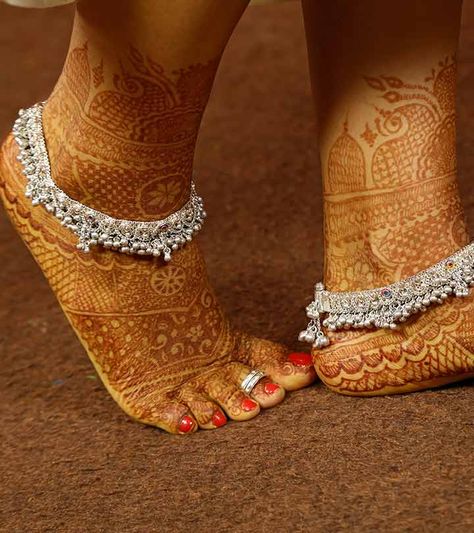 Reason Why Indian Women Wear Silver Toe Ring And The Benefits As Per Vedas Payal Designs Silver, Silver Anklets Designs, Silver Payal, Toe Ring Designs, Anklets Indian, Bridal Anklet, Beautiful Anklet, Anklet Designs, Ankle Jewelry