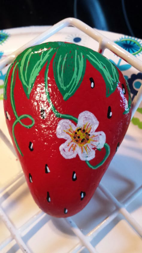 Rock Painting Strawberries, Rock Painting Ideas Strawberries, Painted Rocks Strawberries, Rock Painting Strawberry, Rock Painting Fruit, How To Paint A Strawberry, Rock Painting Ideas Flowers, Painted Rock Flowers, Strawberry Rocks