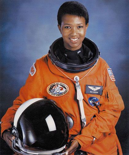 Astronaut Mae Jemison, the first African-American woman to go into space with the U.S. space program, told a crowd of nearly 100 Friday evening that Star Trek inspired her."As a little girl growing up on the south side of Chicago in the ‘60s I always knew I was going to be in space," she said from the podium in Richard White lecture Hall.  Star Trek's Lt. Uhura, an African-American character from science fiction, encouraged her to literally reach for the stars. Mae Jemison, Women Scientists, Nasa Astronauts, Famous Black, Womens History Month, Space Suit, African American History, African American Women, Black American