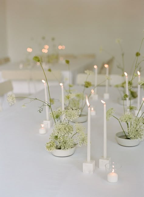 Simple Modern Tablescape, French Farmhouse Wedding Decor, Wedding Decor Natural, Minimalism Wedding Decoration, Event Centerpiece Ideas, Minimal Flowers Wedding, Wedding Table Minimalist, White Modern Wedding Flowers, Ikebana Wedding Centerpieces