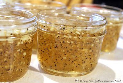 Onion Jelly Recipe, Onion Jelly, Canning Jelly Recipes, Garlic Jelly, Savory Jam Recipes, Savory Jam, Pepper Jelly Recipes, Jelly Jelly, Hot Pepper Jelly