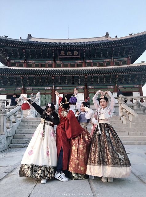 Hanbok Aesthetic, Korean Core, South Korea Culture, Korea Culture, Seoul Korea Travel, Friends Ideas, Seoul Travel, Korean Culture, Fade Styles