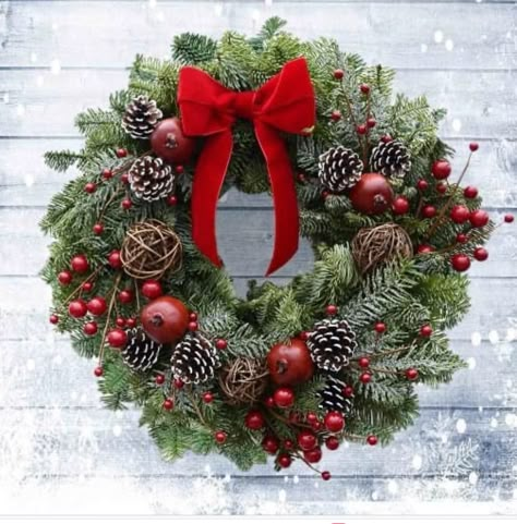 Pointsetta Plant Christmas Decor, Julkransar Diy, Christmas Wreath Designs, Holiday Crafts Decorations, Christmas Flower Decorations, Beach Christmas Decorations, Diy Christmas Paintings, Holiday Wreaths Christmas, Christmas Wreaths Ideas