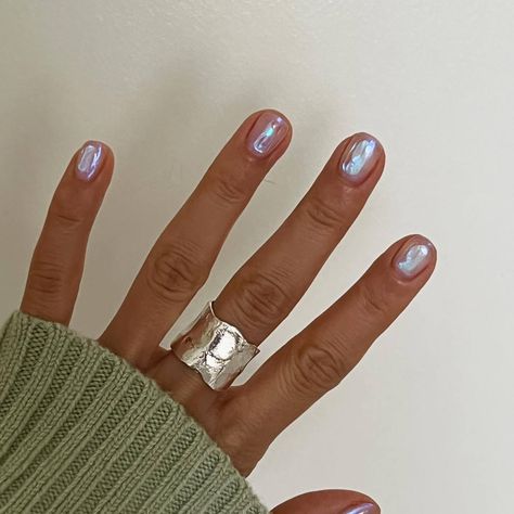 Aurora nails  Это техника, которая создает мерцающий и светящийся эффект, напоминающий северное сияние Short Nails With Tip Color, Clear Nail With Chrome, Nails Ideas Gel Short, Nail Designs For Very Short Nails, Clear Shimmer Nails, Silver Chrome Nails Short, Spring 2025 Nails, Glazed Nails Short, Short Gel Nails Chrome