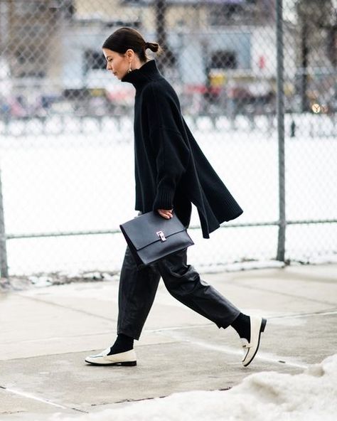 The best looks that aren't on the runway. White Loafers With Socks, Loafers With Socks Women, White Loafers Outfit Women, White Loafers Outfit, Loafers Outfits, Loafers With Socks, White Loafers, New York Fashion Week Street Style, Clutch Black