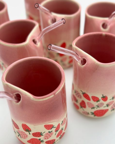 Strawberry Ceramics, Diy Ceramic Mugs, Summer Ceramics, Summer Pottery, Cerámica Ideas, Halloween Autumn, Diy Ceramic, Everyday Art, Pottery Crafts