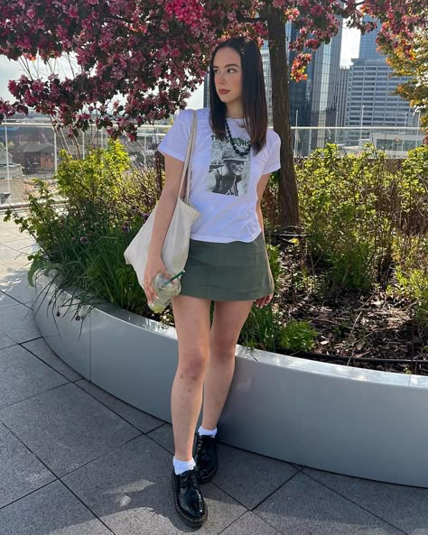 Y2k Short Skirt For Spring, 90s Mini Skirt Outfit, Grunge Mini Skort For Spring, Grunge Mini Skirt For Streetwear In Summer, Long Cargo Skirt Outfit, Short Floral Skirt Outfit Aesthetic, Athletic Skirt Outfit Casual, Athletic Skirt Outfit, Black Denim Skirt Outfit