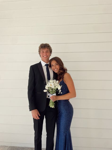 Prom Poses For Couples, Prom Date Pictures, Couple Prom Pictures, Couples Prom Pictures, Dark Blue Prom Dress, Couple Prom, Homecoming Poses, Prom Bouquet, Prom Pictures Couples