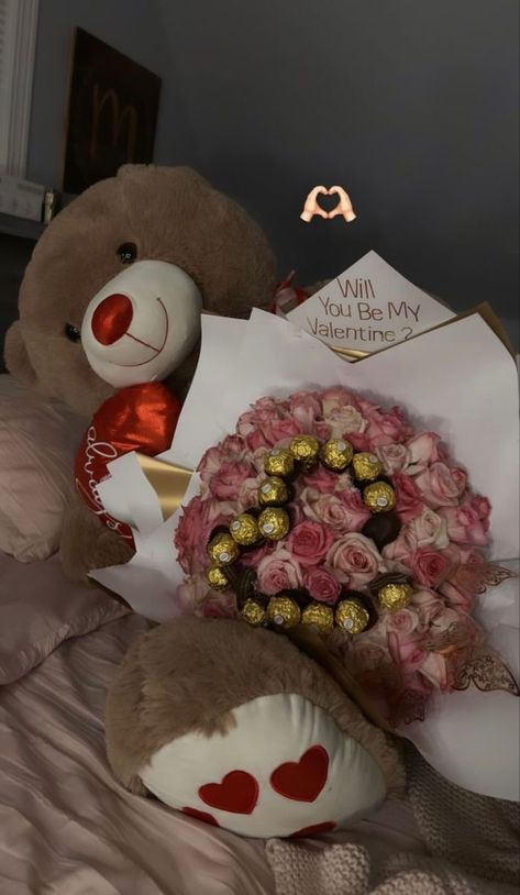 Flower Bouquet With Teddy Bear, Valentines Ramo, Flowers Gift Girlfriend, Gift For Girlfriend Aesthetic, Teddy Bear Flowers, Flowers For Girlfriend, 17 Doğum Günü, Will You Be My Girlfriend, Valentines Proposal