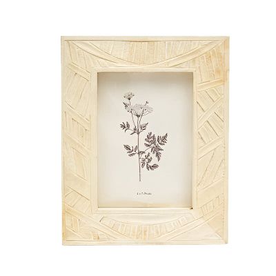 Introducing our Tiya Photo Frame, a timeless display piece handcrafted from exquisite mango wood. With a natural finish highlighting the wood's unique grain patterns, this photo frame adds warmth and elegance to any space. Keep your memories safe in style with the Tiya Photo Frame, a perfect blend of beauty and nostalgia.