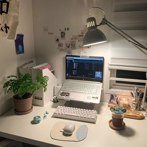 Desk Ideas Laptop, Cozy Laptop Setup, Cozy Desk Setup Laptop, Notebook Desk Setup, Laptop Setup Aesthetic, Desk Laptop Setup, Desk Setup Laptop, Study In University, Aviation School