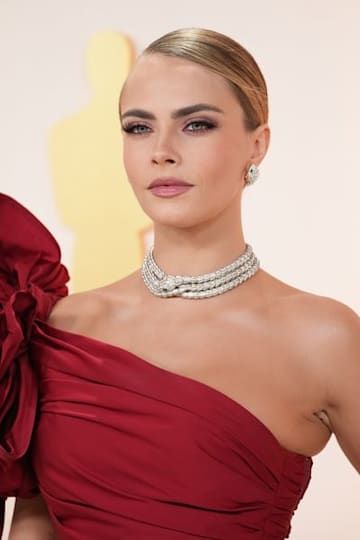 Oscars Makeup, 2023 Oscars, Oscars 2023, Mauve Lips, Red Carpet Makeup, French Twist Updo, Celebrity Makeup Looks, Sigma Beauty, The Beauty Department